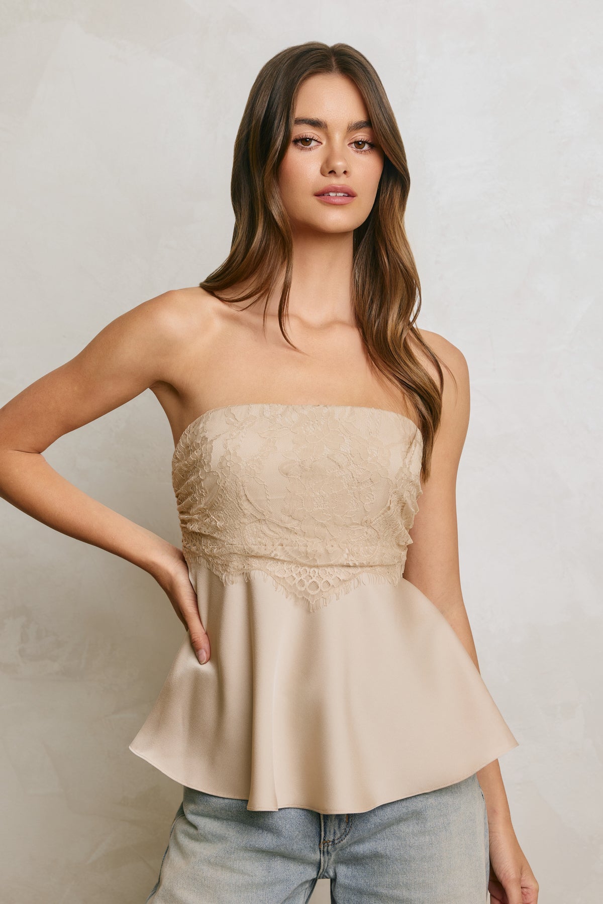 SATIN LACE STRAPLESS FLARED TOP Anima Guzga