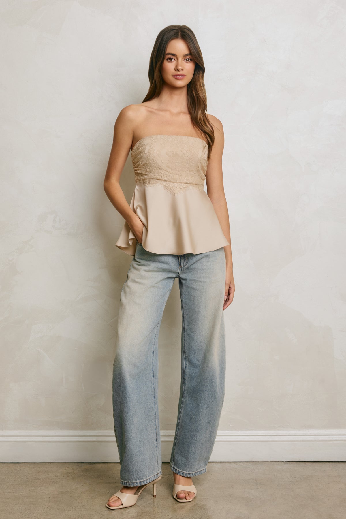 SATIN LACE STRAPLESS FLARED TOP Anima Guzga