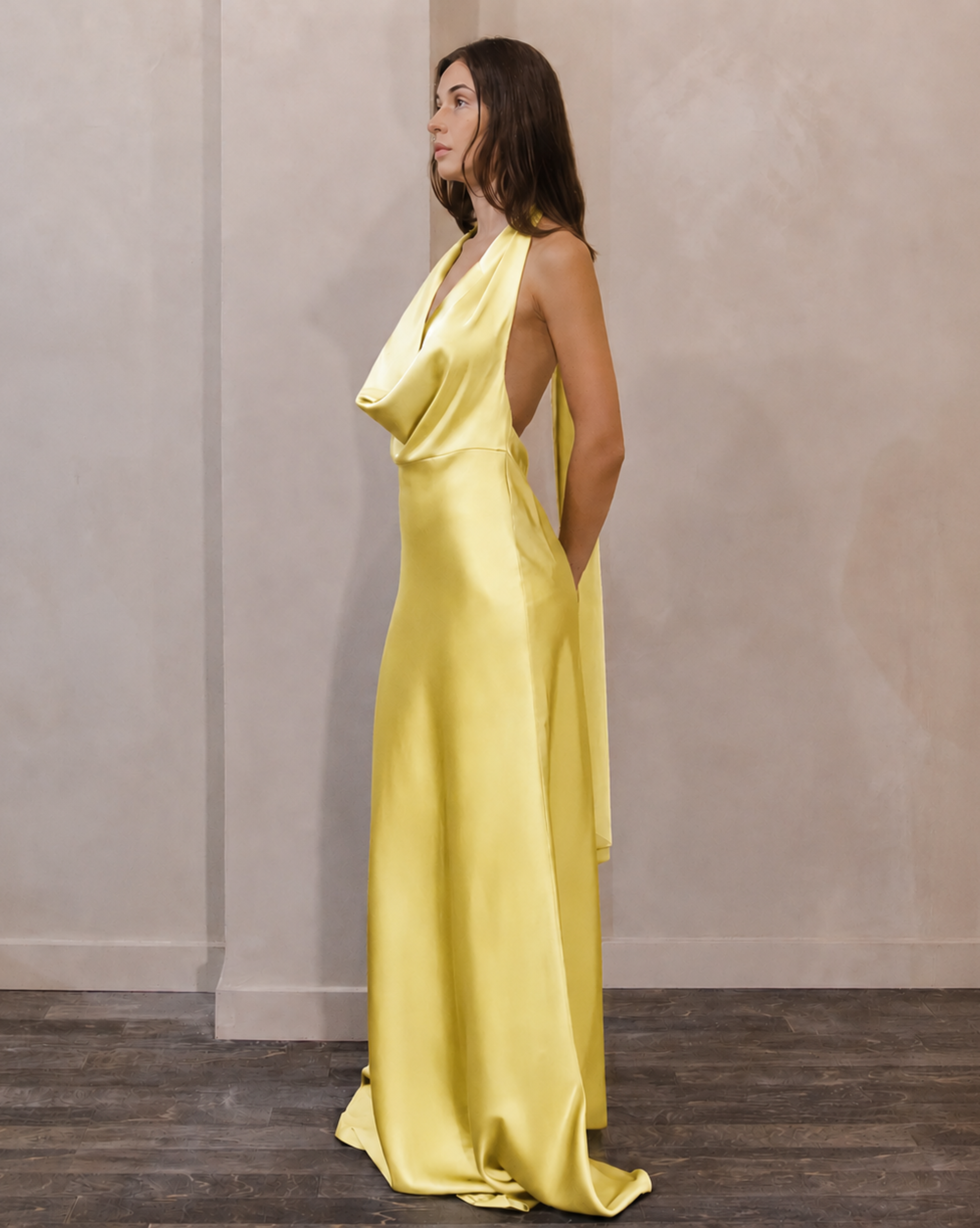 NIGHTS IN WHITE SATIN DRESS Anima Guzga