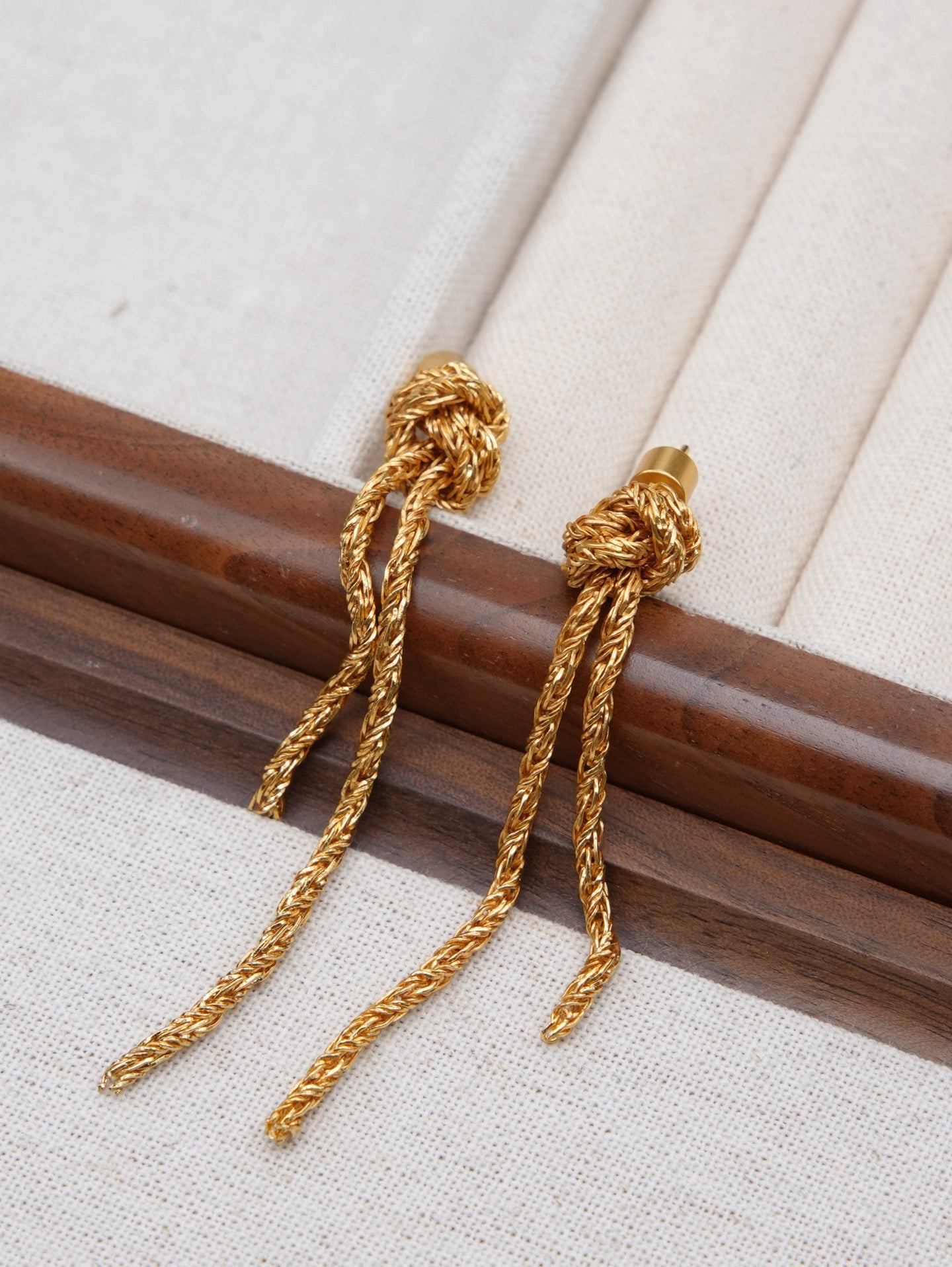 THE KNOTTED EARRINGS