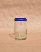 MUNDGEBLASENES TRINKGLAS MIT FARBIGEM RAND 