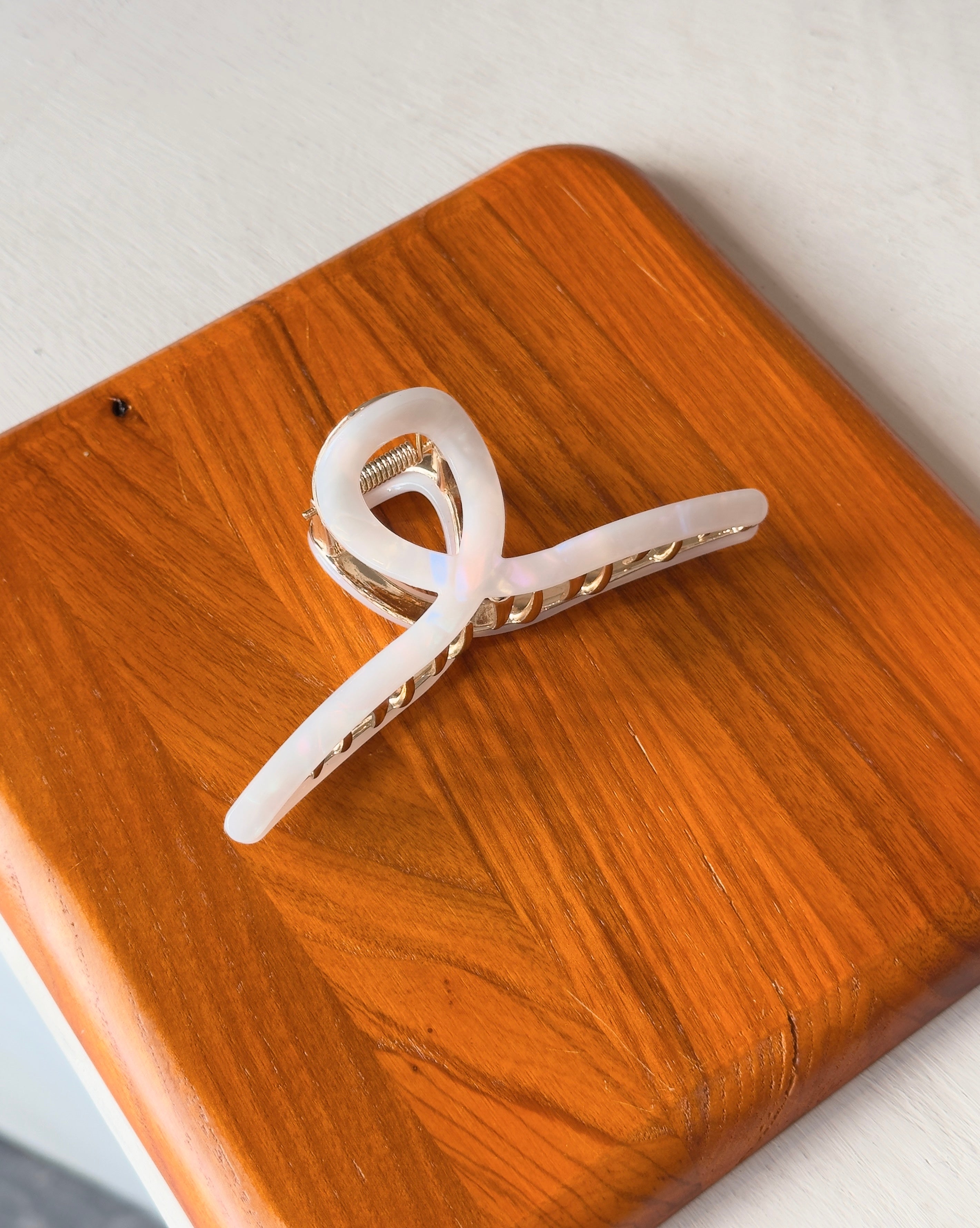 SWIRL HAIR CLAW CLIP