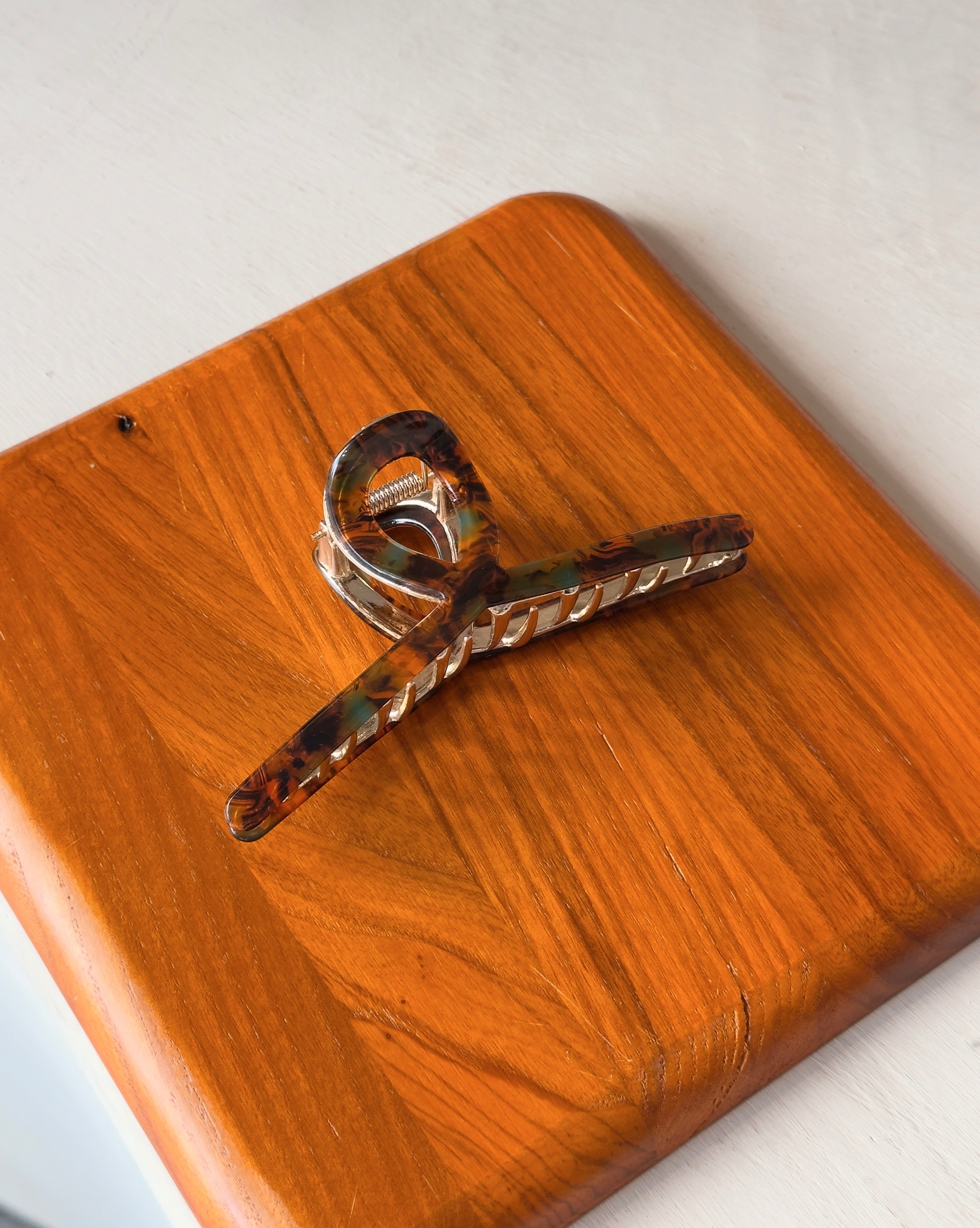 SWIRL HAIR CLAW CLIP