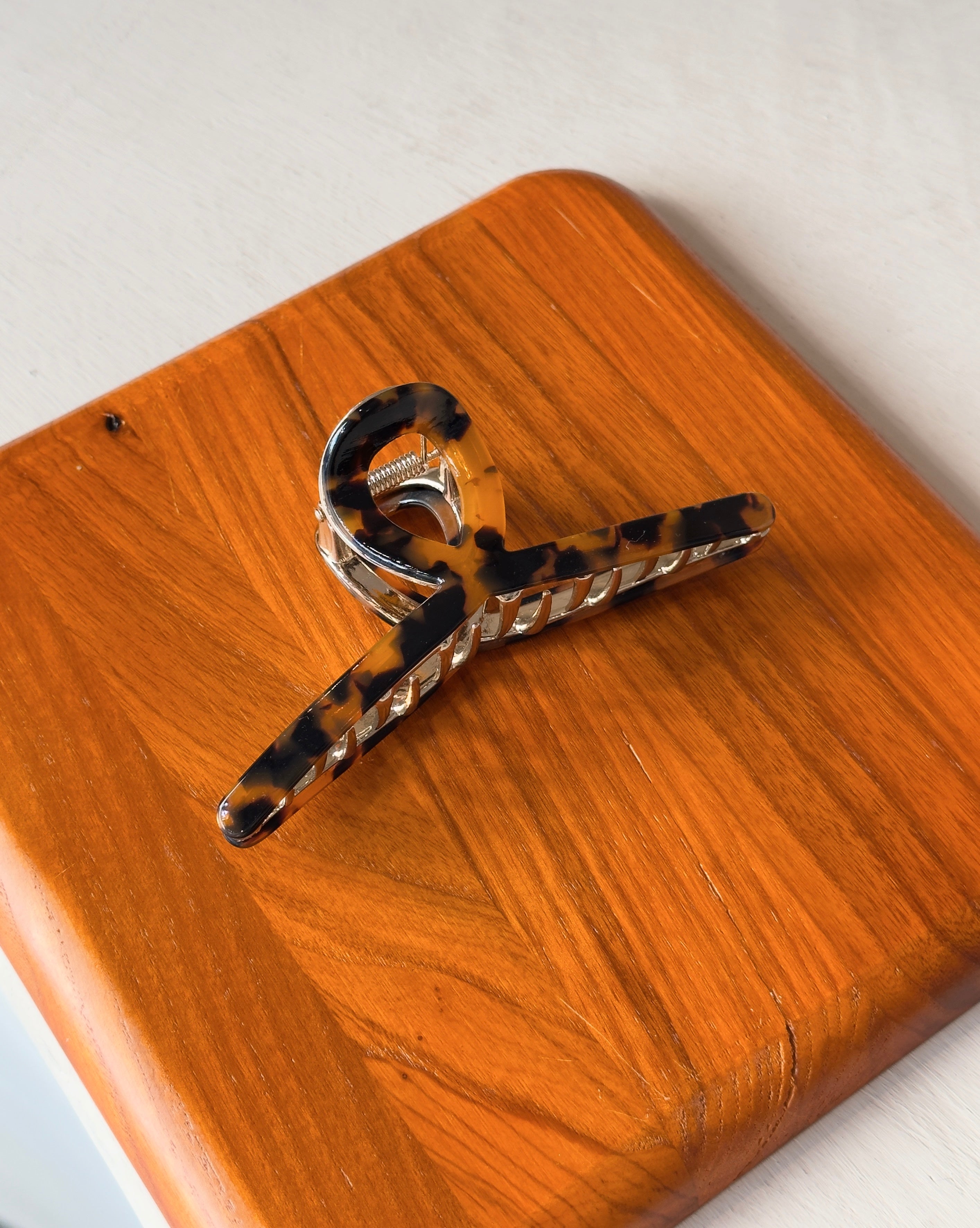 SWIRL HAIR CLAW CLIP