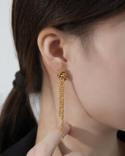 THE KNOTTED EARRINGS
