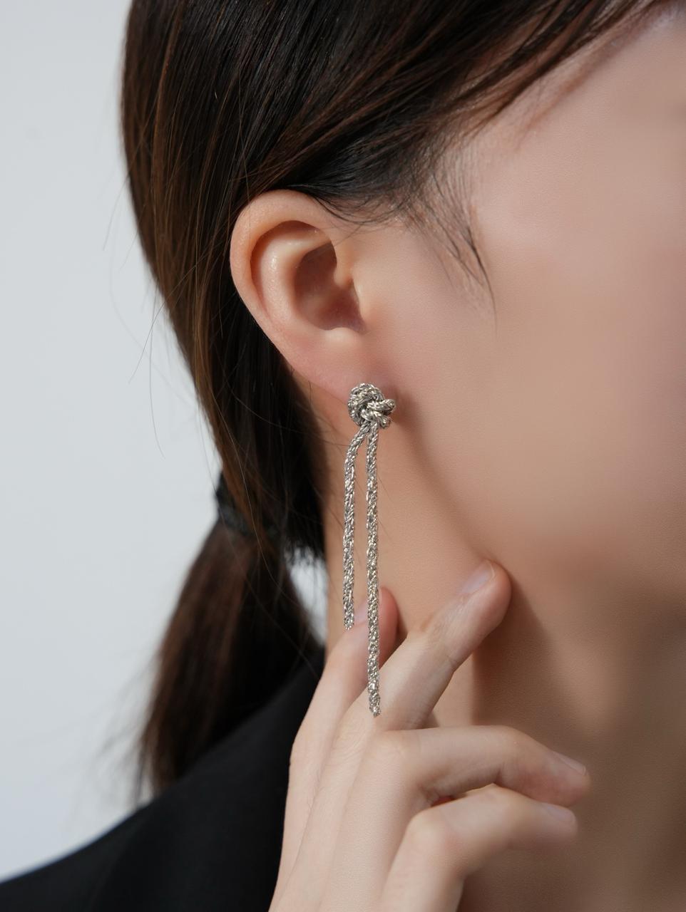 THE KNOTTED EARRINGS