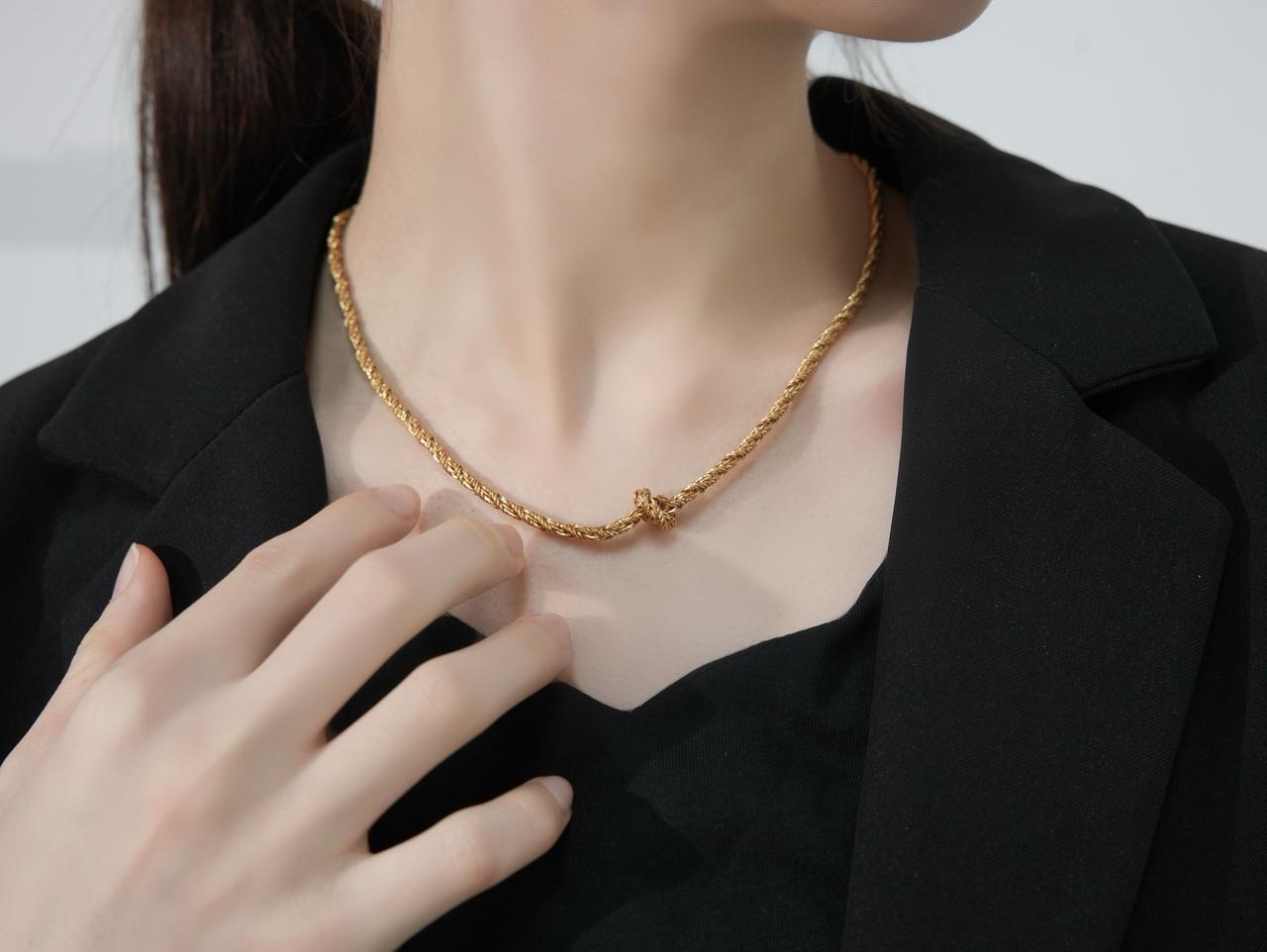 THE KNOTTED CHAIN NECKLACE