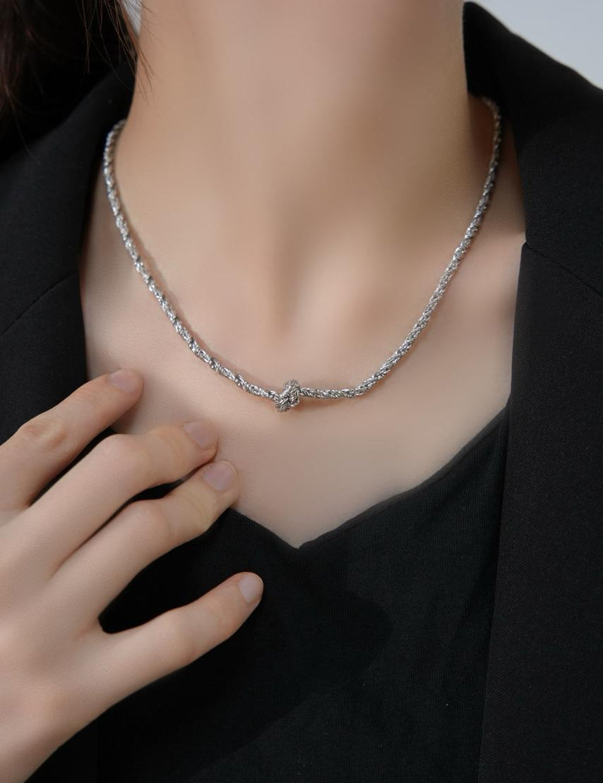 THE KNOTTED CHAIN NECKLACE