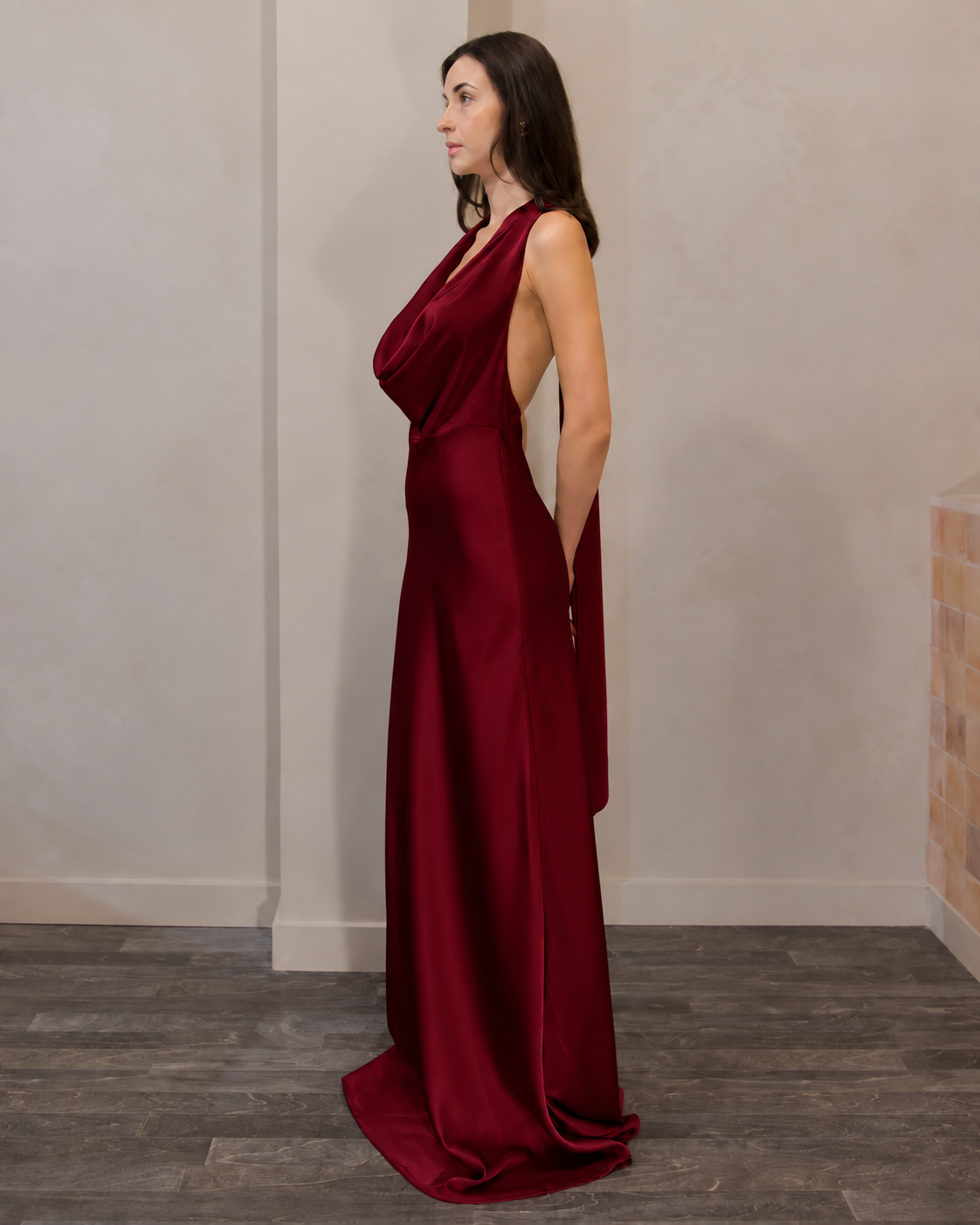 NIGHTS IN WHITE SATIN DRESS Anima Guzga